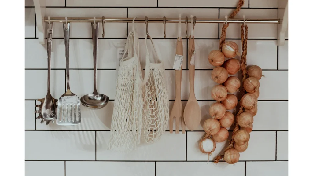 玉ねぎの保存は常温・冷蔵・冷凍どれが正解？ 正しい保存方法と長持ちのコツ